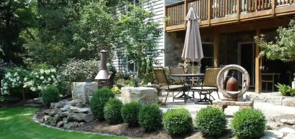 custom patio and garden design and installation Lifestyle Landscaping residential outdoor dining space